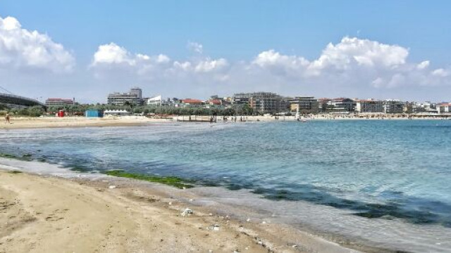 Pescara, fa jogging sulla spiaggia: beccato dalla Polizia fugge e si cala i pantaloni