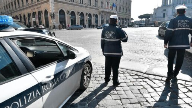 Roma, controlli coronavirus: dottoressa multata di 533 euro mentre rimette in moto l'auto