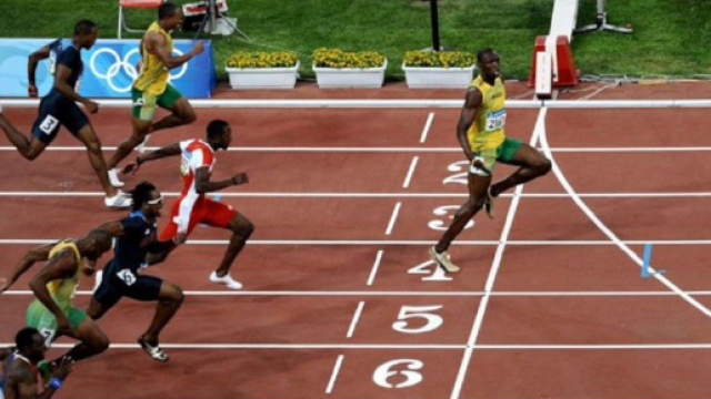 Usain Bolt vince i 100 metri ai Giochi Olimpici di Pechino del 2008.