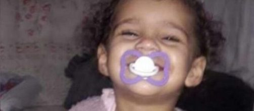 M&atilde;e de Ana Manoella diz que crian&ccedil;a morreu ap&oacute;s profissionais darem 'agulhada' no pesco&ccedil;o da crian&ccedil;a. (Arquivo Pessoal)