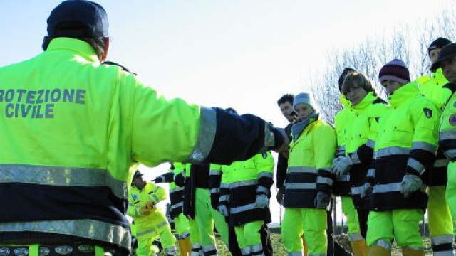 Treviso, donna corre svestita in centro: la filmano, ma nessuno la aiuta, l'ira del sindaco.