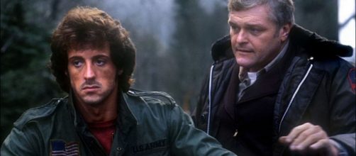 Brian Dennehy ao lado de Sylvester Stallone em cena do filme 'Rambo'. (Arquivo Blasting News)