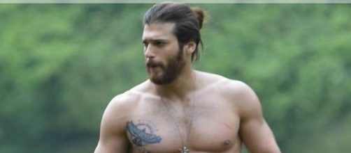 Can Yaman ser&aacute; el protagonista de la nueva novela de Meghan Maxwell.