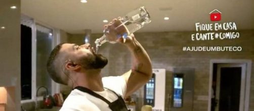 Gusttavo Lima apareceu v&aacute;rias vezes consumindo bebidas alco&oacute;licas e chegou a confundir garrafa de cerveja com um microfone.