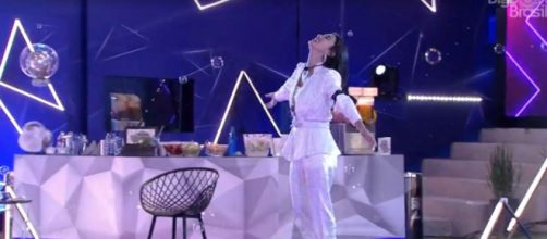 Manu dan&ccedil;a durante festa e diz que playlist &eacute; sua cara. (Reprodu&ccedil;&atilde;o/TV Globo)