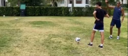 Rivaldo cumprimenta um dos seus filhos, Jo&atilde;o Vitor, ap&oacute;s perder o desafio. (Reprodu&ccedil;&atilde;o/ Instagram)