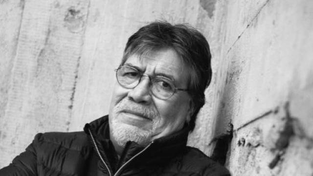 Addio Luis Sep&uacute;lveda: il romanziere muore per il Coronavirus.