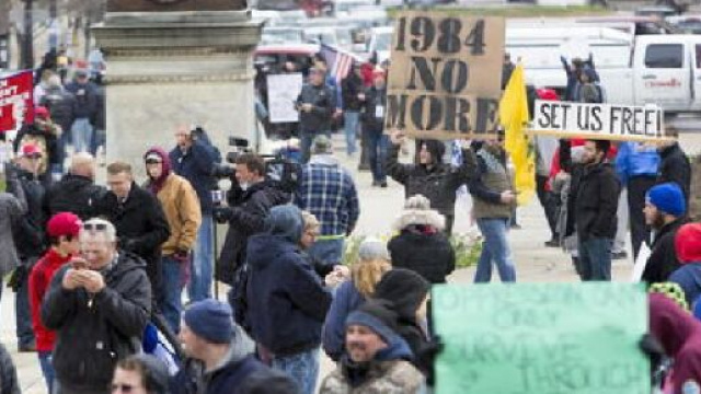 Coronavirus, proteste in Michigan contro il lockdown voluto dalla governatrice Gretcher Whitmer.