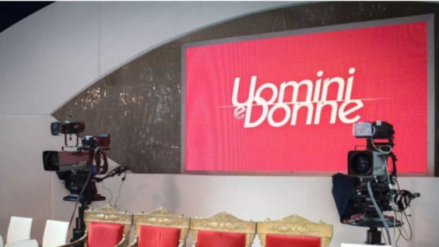 Uomini e Donne, l'autrice Raffaella Mennoia anticipa: 'Sar&agrave; al passo coi tempi, conoscenze solo a parole'.