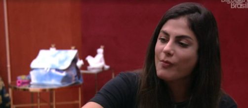 Mari conversa com Ivy no quarto do l&iacute;der. (Reprodu&ccedil;&atilde;o/TV Globo)