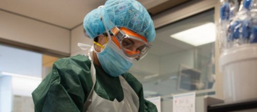 Una trabajadora de la UCI del hospital Cl&iacute;nic de Barcelona