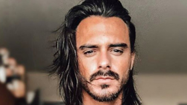 Benjamin Samat se rase une partie de ses sourcils apr&egrave;s une partie de Uno contre Nicolas. Credit : benji_samat/Instagram