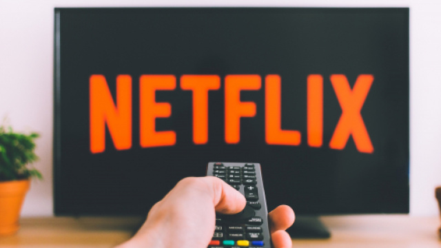 Netflix d&eacute;passe une compagnie de p&eacute;trole en bourse. Credit : Pexels/freestocks.org