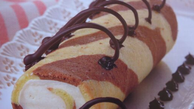 Rotolo zebrato, un dolce ideale per gli ospiti.