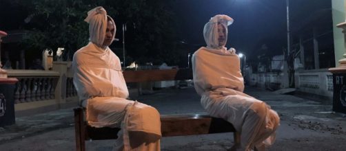 Volunt&aacute;rios encarnam 'mortos do bem' para incentivar isolamento social na Indon&eacute;sia. (Arquivo Blasting News)