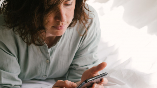 Les &eacute;crans favorisent les troubles du sommeil. Credit : Retha Ferguson/Pexels