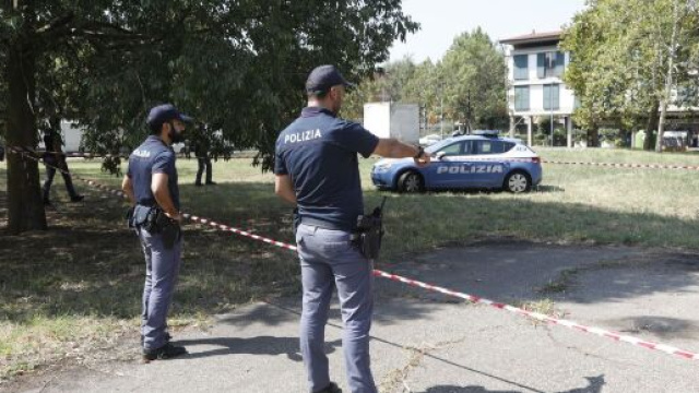 PIacenza, muore dissanguato dopo un calcio alla porta di vetro.