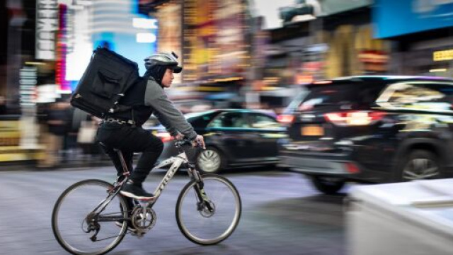 Torino, rider multato dalla polizia municipale durante un controllo anti-coronavirus.