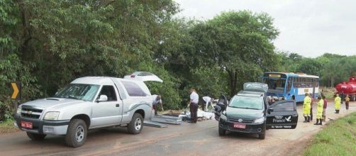 Carro bateu de frente no &ocirc;nibus. (Reprodu&ccedil;&atilde;o/TV Globo)