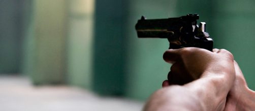 Casal namora "em cima" de corpo de bandido morto com 7 tiros ap&oacute;s tentativa de assalto. (Arquivo Blasting News)