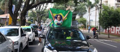 Manifestantes pedem a reabertura do com&eacute;rcio e o isolamento vertical (Blasting News)