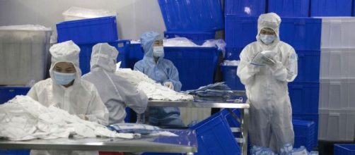 Trabajadores realizando mascarillas en Wuhan