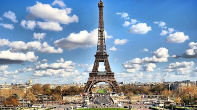 Parigi, tracce di Covid-19 trovate nell'acqua non potabile.