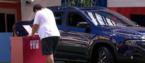 Babu ao lado do Fiat Toro, pr&ecirc;mio que ser&aacute; dado ao vencedor da prova do l&iacute;der desta quinta-feira no BBB. (Reprodu&ccedil;&atilde;o/TV Globo)