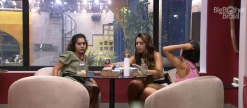 'BBB20': Rafa, Manu e Gizelly conversam no quarto do l&iacute;der. (Reprodu&ccedil;&atilde;o/TV Globo)