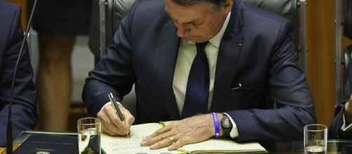 Bolsonaro sanciona aux&iacute;lio de R$ 600 para trabalhador informal e benefici&aacute;rios do Bolsa Fam&iacute;lia. (Arquivo Blasting News)