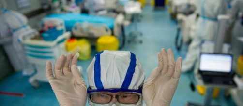 Covid-19: Profissionais da sa&uacute;de fazem reclama&ccedil;&otilde;es e usam sacos pl&aacute;sticos