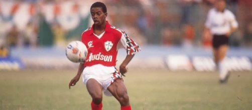 Dener em a&ccedil;&atilde;o com a camisa da Lusa. (Reprodu&ccedil;&atilde;o/ Acervo Portuguesa de Desportos)