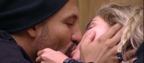 Fernando e Aline, n&atilde;o resistiram &agrave; tenta&ccedil;&atilde;o e esquentaram o clima embaixo do edredom. (Reprodu&ccedil;&atilde;o/TV Globo)