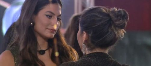 Gizelly e Mari conversam na festa do "BBB20". ( Reprodu&ccedil;&atilde;o/TV Globo )