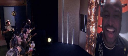 Thiaguinho faz show no tel&atilde;o para os brothers. (Reprodu&ccedil;&atilde;o/TV Globo)