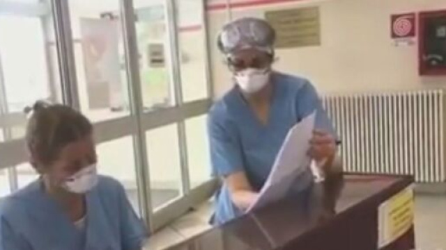 All'ospedale di Rivoli a Torino due infermiere suonano Imagine di John Lennon per pazienti e colleghi.