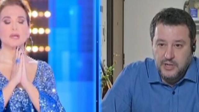 Barbara D'urso recita l'Eterno riposo con Matteo Salvini durante Live - Non &egrave; la D'Urso