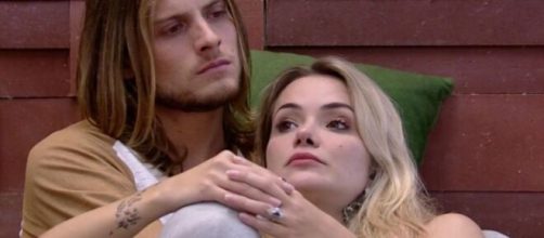 Daniel Lenhardt e Marcela Mc Gowan abra&ccedil;ados no BBB20; fora do reality, casal n&atilde;o tem rumo definido. ( Reprodu&ccedil;&atilde;o/TV Globo )