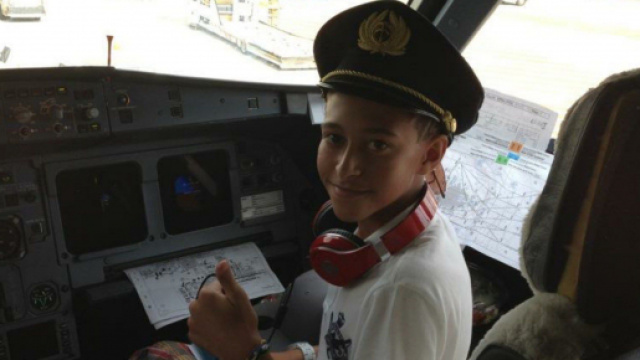 Yassine publie une photo enfant/adulte dans le cockpit d'un avion (source : twitter @yassbkr_)