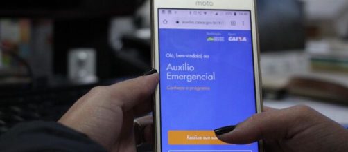 Desde o dia 17 de abril pessoas que se cadastraram no site ou aplicativo est&atilde;o recebendo a primeira parcela do aux&iacute;lio. (Arquivo Blasting News)