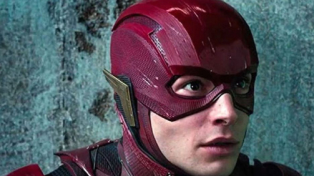 Ezra Miller accus&eacute; d'&ecirc;tre drogu&eacute; sur la plateau du crossover de Arrowverse. Credit : WarnerBros.