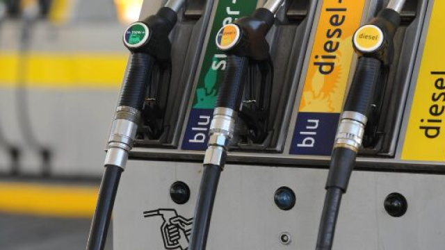 Nonostante scenda il costo del petrolio rimane invariato quello del carburante.