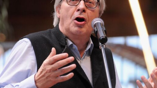 Sgarbi: "De Luca vuole chiudere i confini perch&eacute; conosce i napoletani"