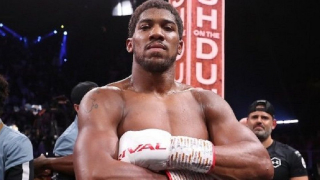 Anthony Joshua, campione del mondo dei pesi massimi versione WBA, IBF, IBO e WBO.