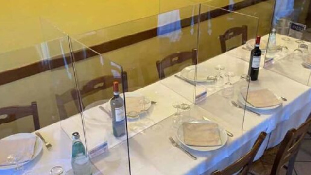 Covid table, dopo la proposta di box in plexiglass sulle spiagge, fa discutere l'idea di divisori anticontagio in vetro nei ristoranti.