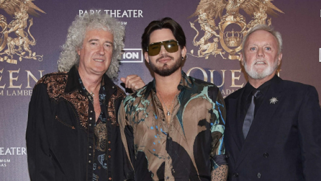 I Queen cantano la nuova versione di 'We are the champions', modificandola in 'You are the champions' per i fan.