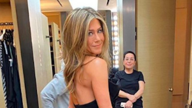 Jennifer Aniston met aux ench&egrave;res une place pour assister au tournage de la s&eacute;rie Friends. Credit : Instagram/jenniferaniston