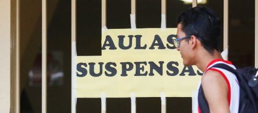 A possibilidade de cont&aacute;gio com o coronav&iacute;rus traz apreens&atilde;o para pais e professores. Estados estudam solu&ccedil;&otilde;es (Arquivo Blasting News).