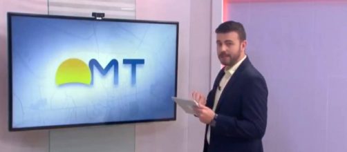 Apresentador se descuida e nude aparece ao vivo em jornal da TV. (Reprodu&ccedil;&atilde;o/Globo)