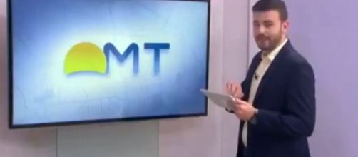 Douglas Belan, apresentador da TV Centro Am&eacute;rica, mostrou um nude durante a apresenta&ccedil;&atilde;o ao vivo. (Reprodu&ccedil;&atilde;o/TV Centro Am&eacute;rica)